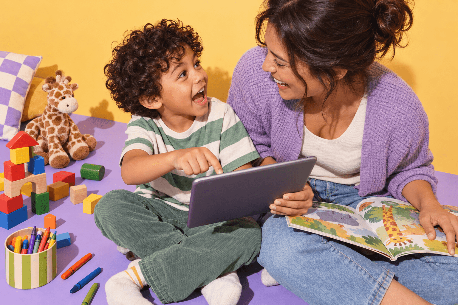 Kinder in Giraffen-, Pinguin- und Nashornkostümen sitzen auf einem Sofa und lesen gemeinsam ein Buch.